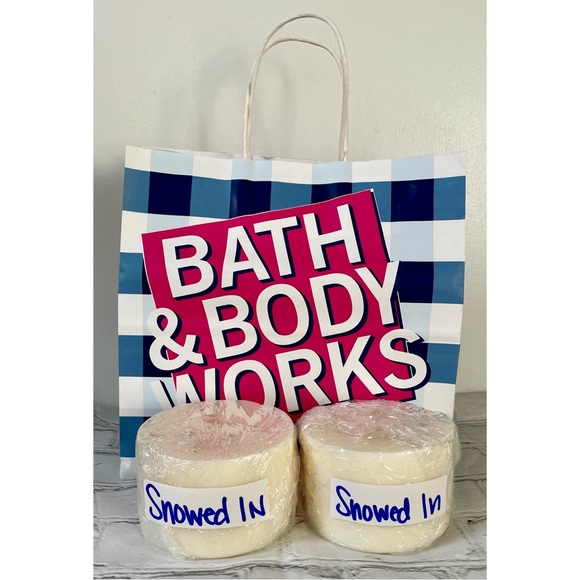 Bath & Body Works Snowed In Candle - Picture 2 of 5